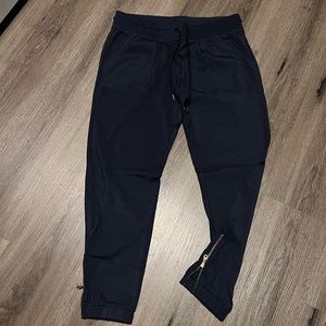 Zyia Navy Peak Zipper Joggers Short M